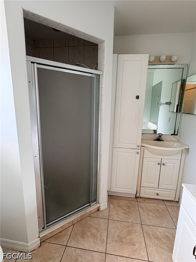 Building Photo - 1909 SE Van Loon Terrace