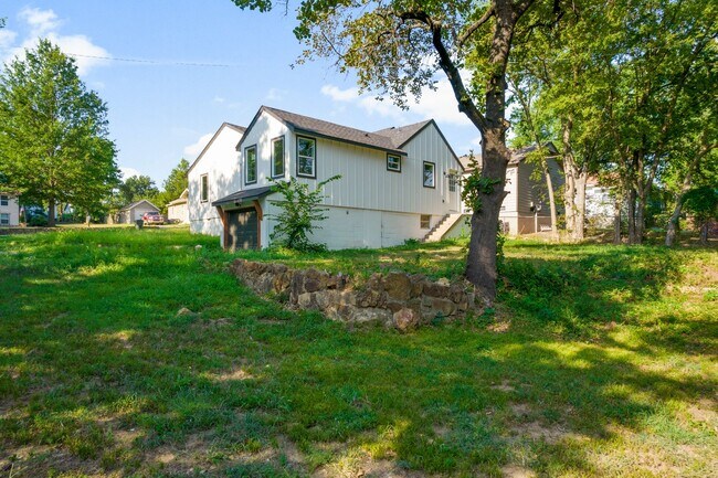 Building Photo - Gorgeous 3 bedroom 2 bathroom home