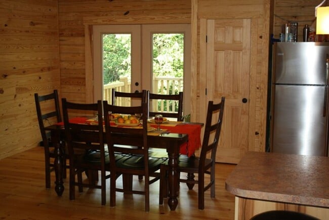 Building Photo - Available 6/1/26 - Student Housing 6 BR 3 BA Log Cabin Close to W&L