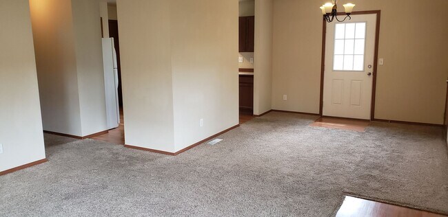 Building Photo - 533 N Montclair Ave