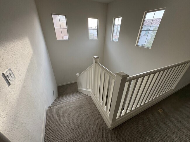 Building Photo - Modern 3-Bedroom + Loft + Den in Gated Pho...