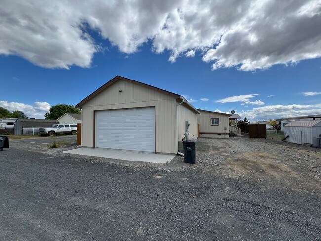 Building Photo - 3 Bedroom 2 Bath Home for Rent in Ephrata
