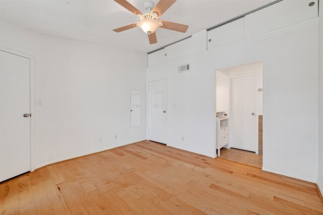 Building Photo - 7575 Cambridge St