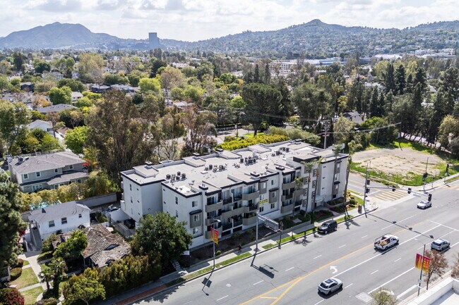 Building Photo - Smartly Designed 2-Bedroom Apartment in Prime Studio City Location