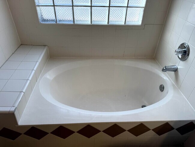 Building Photo - 317 Zenith Dr