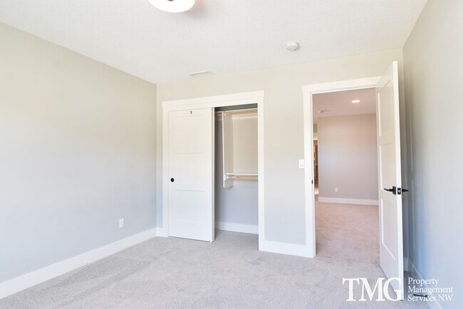 Building Photo - AmazingTownhome with Stunning Finishes! 1900+ Sq Ft, Fenced Yard!