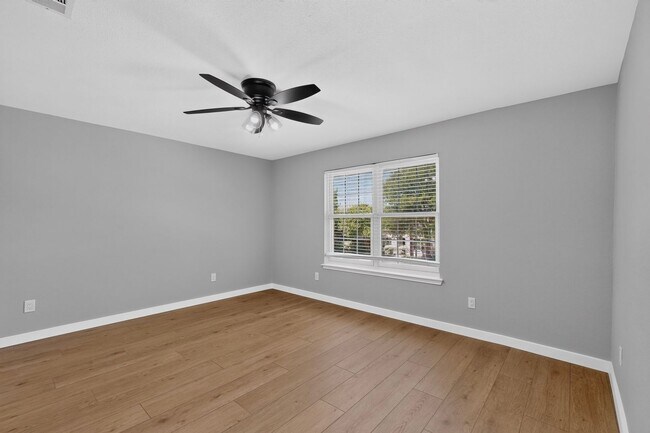 Building Photo - 1410 Thistle Cir