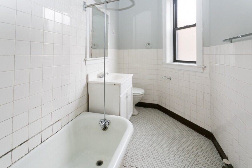 Building Photo - 1455 W Byron St