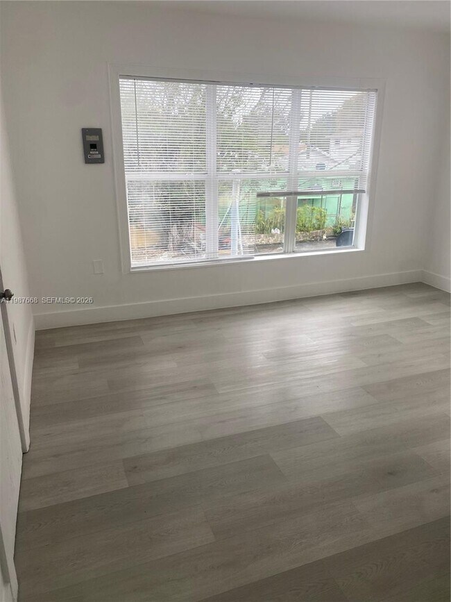 Building Photo - 1552 SW 2nd St