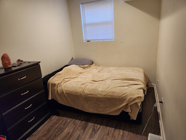 Building Photo - 3728 N Wilton Ave