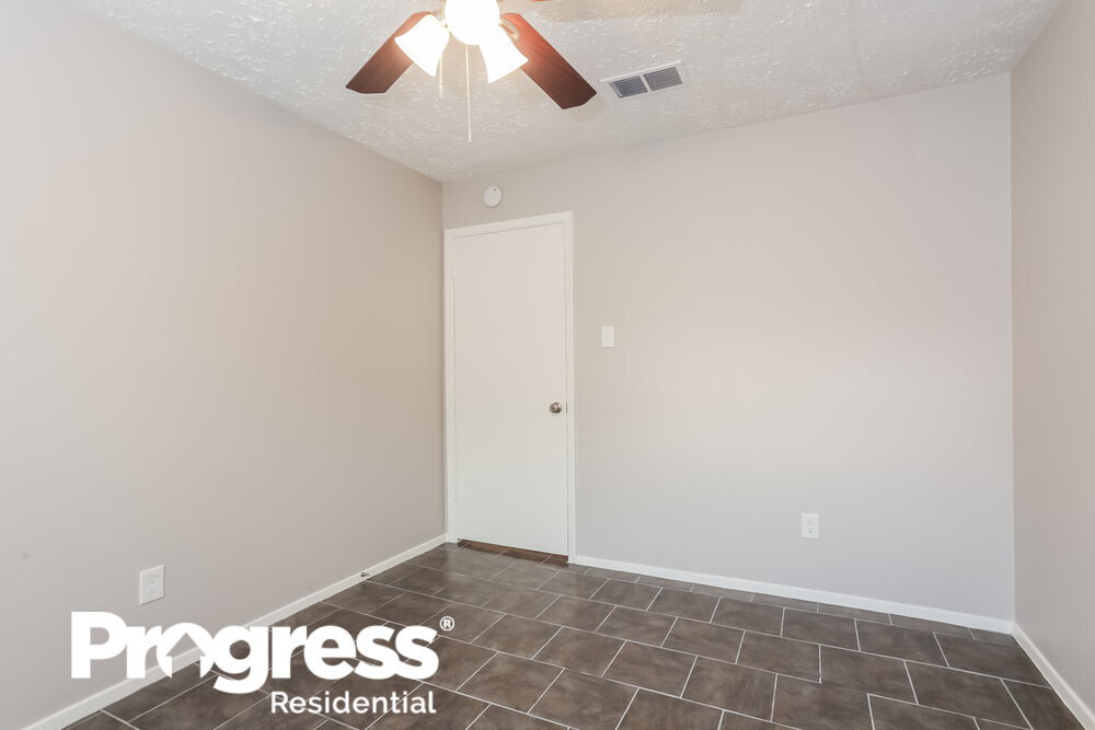 Building Photo - 3915 Vineyard Dr