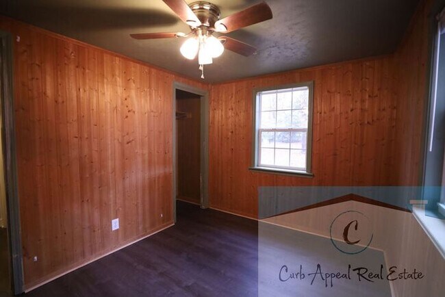 Building Photo - Recently renovated 3 bed, 1 bath house - includes workshop (electricity & bath), storage shed & f...