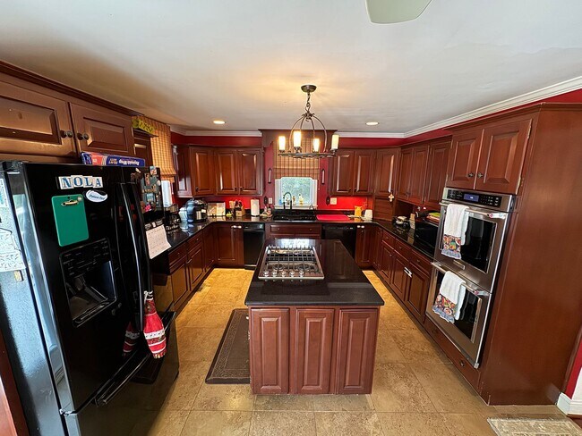 Building Photo - Fantastic 5 Bed 5.5 Bath Single Family Hom...