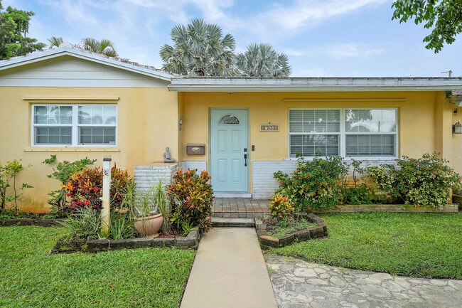 Building Photo - 744 W Ilex Dr