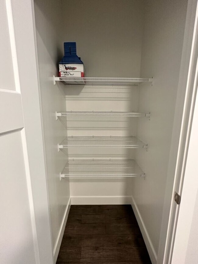 Building Photo - Gorgeous Condo!