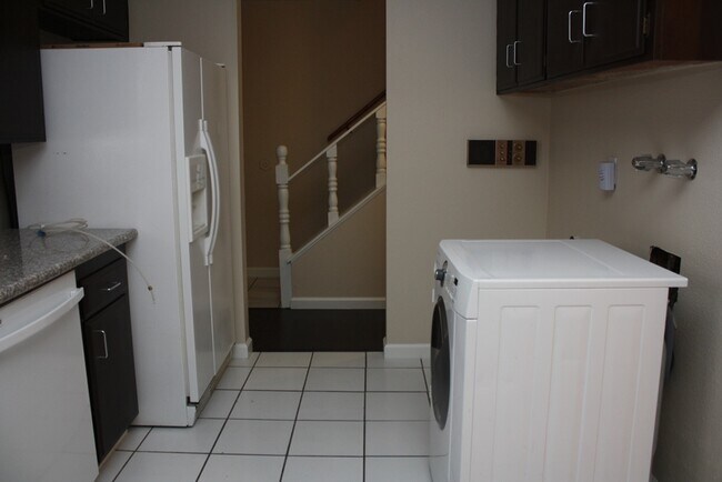 Building Photo - Superb Dual Master Townhome!