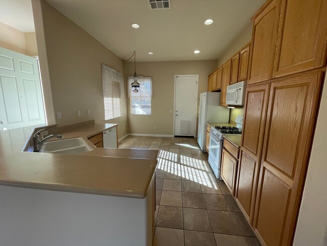 Building Photo - Apple Valley-Del Web Home, 2 Bedrooms,2 Ba...