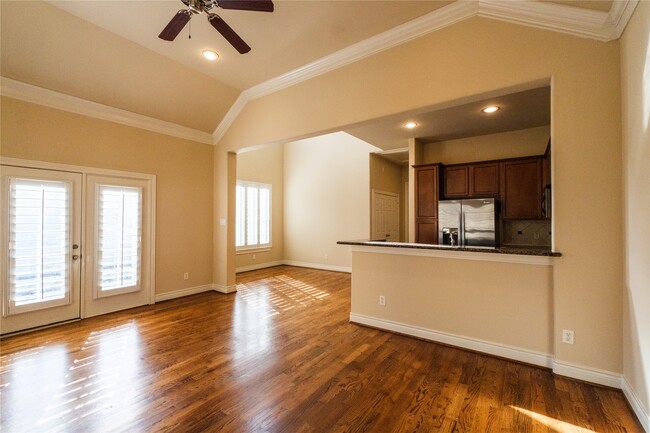 Building Photo - 2733 Sherwin St