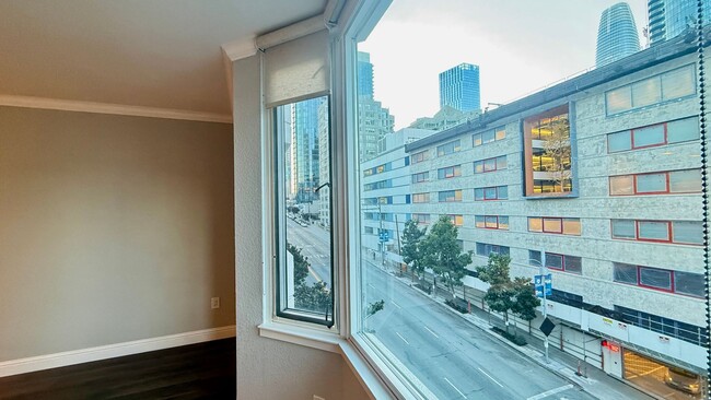 Building Photo - Bright 1BR/1BA w/ City Views, Amenities and just Steps to Embarcadero -AMSI