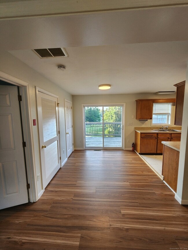 Building Photo - 32 Laurel Point Dr