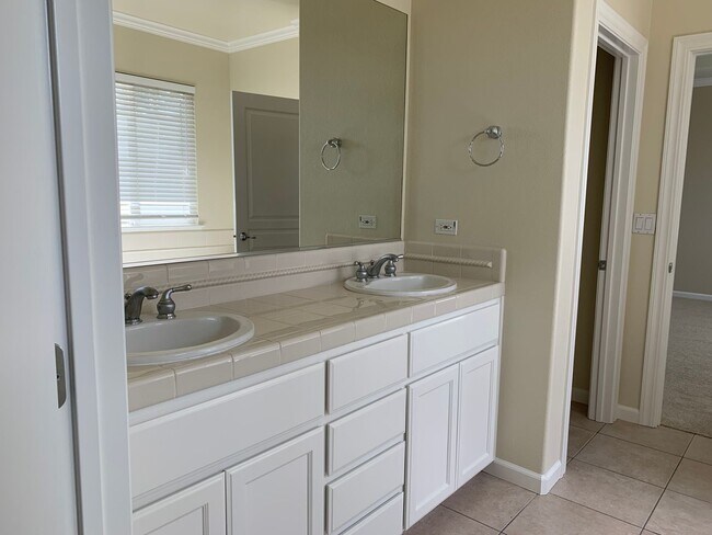 Building Photo - Stunning 4 bed/2.5 bath home in San Ramon