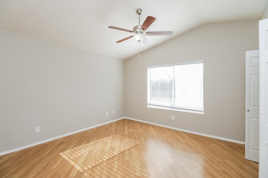 Building Photo - 851 E Boston St