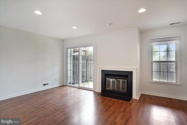 Building Photo - 8830 Thomas Lea Terrace