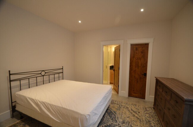 Building Photo - 300 Washington Rd