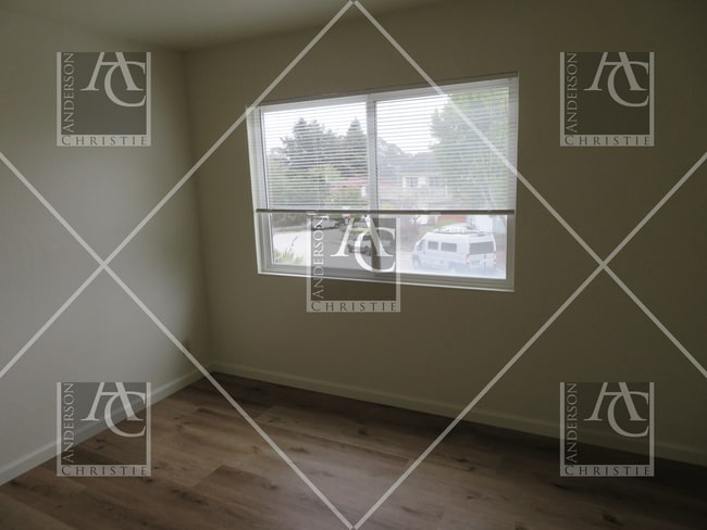 Building Photo - 3 bed 1.5 bath Home upper westside