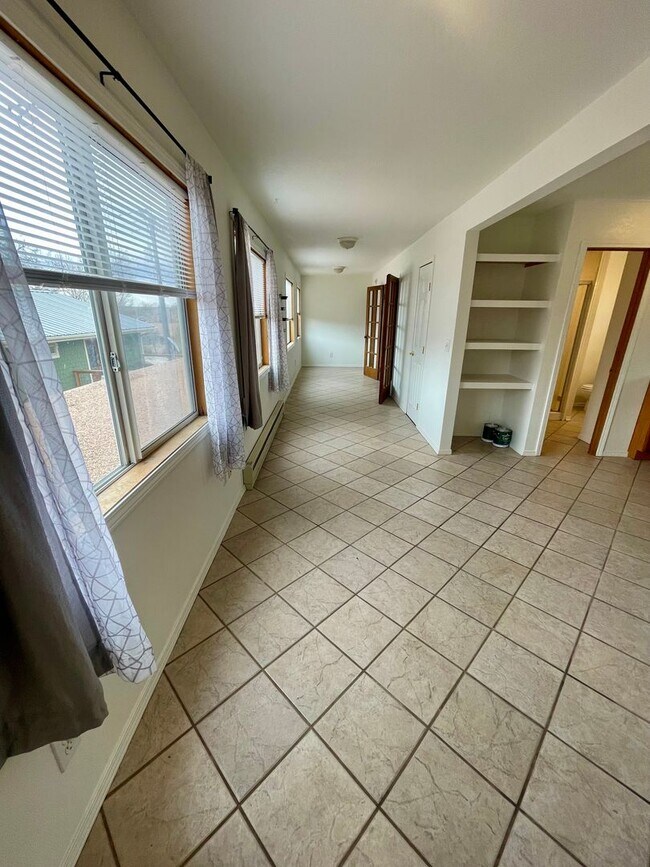 Building Photo - Manitou Springs 2 bedroom / 1 bath Available NOW