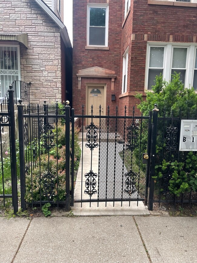 Building Photo - 1240 N Avers Ave