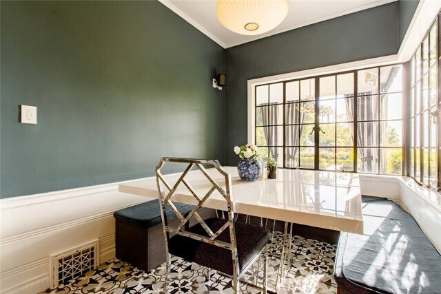 Building Photo - 1514 Sunset Plaza Dr