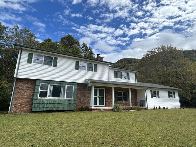 Primary Photo - 4/2.5 in Beautiful Warrensville! Lots of S...