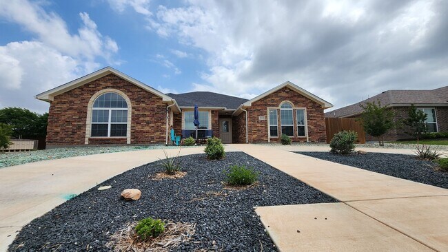 Building Photo - New, Gorgeous 4 bedroom, 3 bathroom home C...