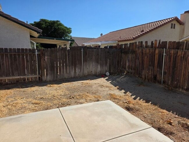 Building Photo - New Listing!