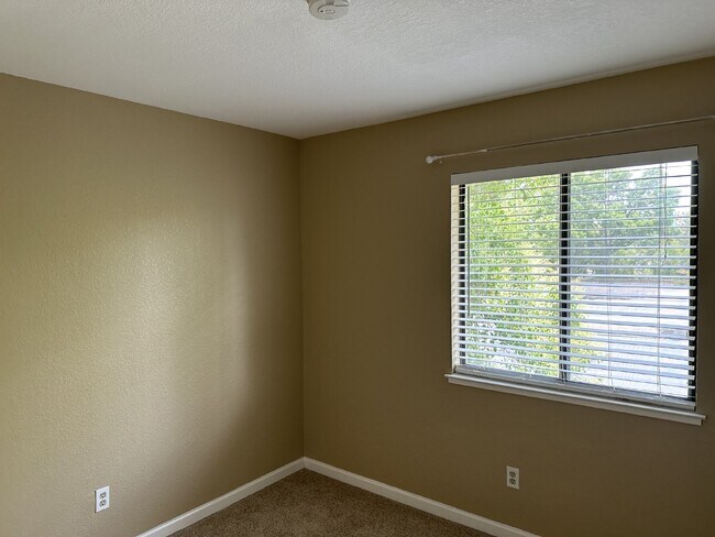 Building Photo - Spacious 3 Bed, 2.5 Bath West Dublin Townh...