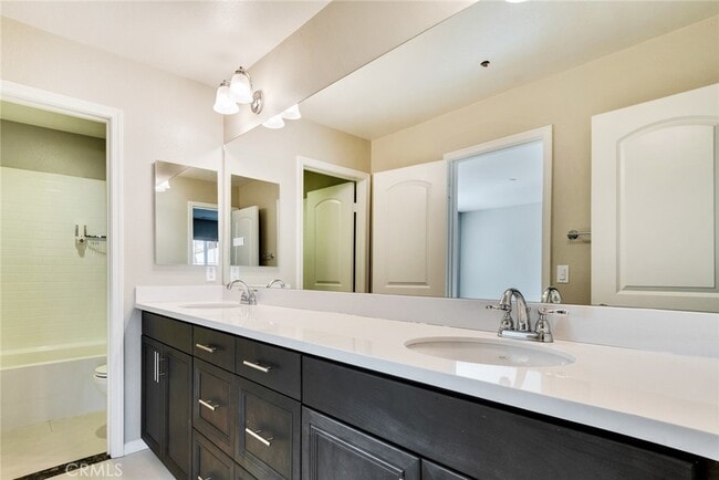 Building Photo - 4959 Camarillo Ln