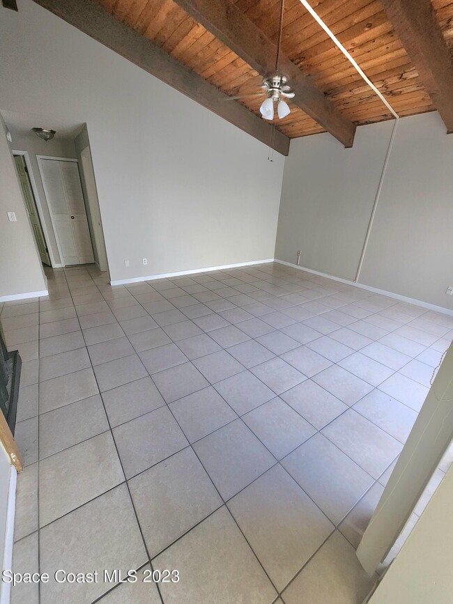 Building Photo - 230 Applewood Cir