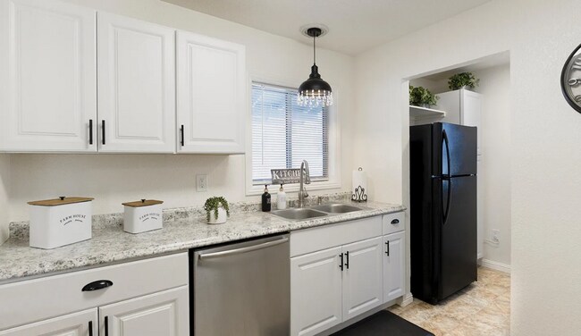 Building Photo - 3 BED 1 BATH COUNTRY SETTING HOME WITH BONUS ROOM