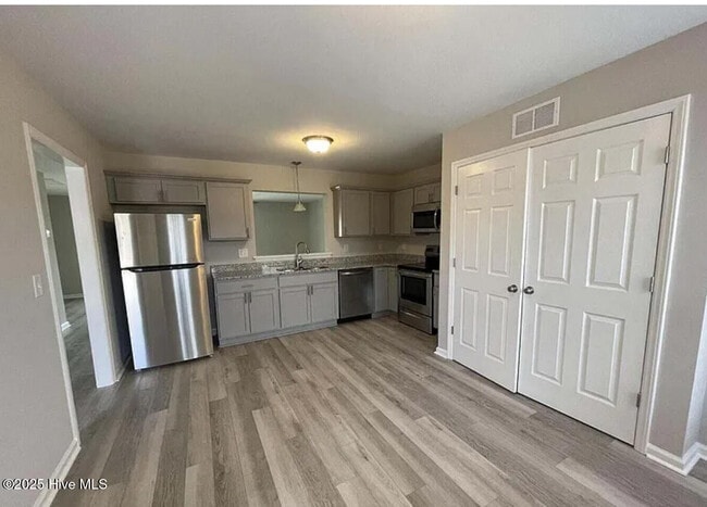 Building Photo - 312 S Pointe Dr