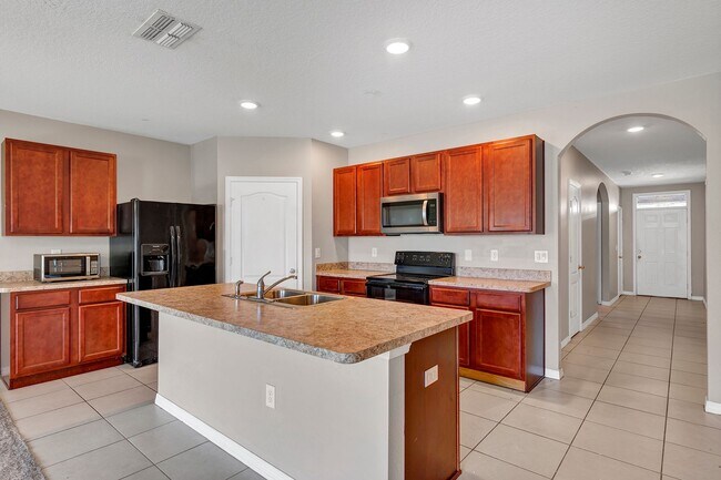 Building Photo - Sunny, Move-In Ready 4-Bed Home in Winter Haven with Modern Finishes and Two-Car Garage