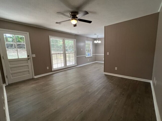 Building Photo - Newly updated 3 Bedroom/2 bath/bonus area ...