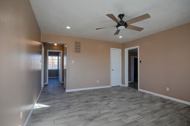 Building Photo - Cute 3 bedroom, 1 Bath Home on a large corner lot