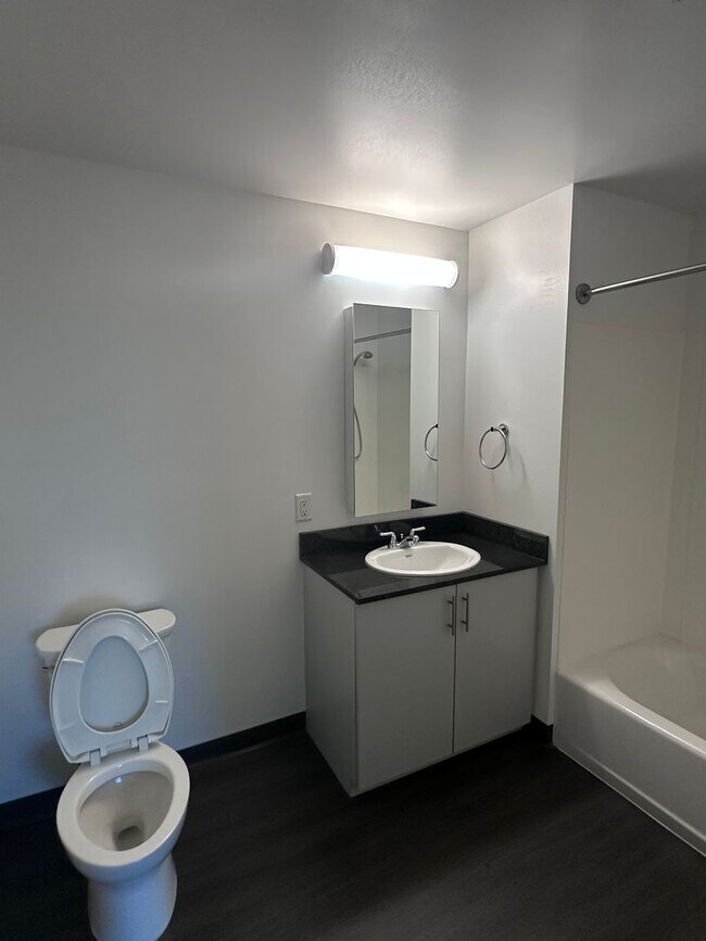 Building Photo - Beautiful 2 bedrooms 2 bath BMR unit in SOMA