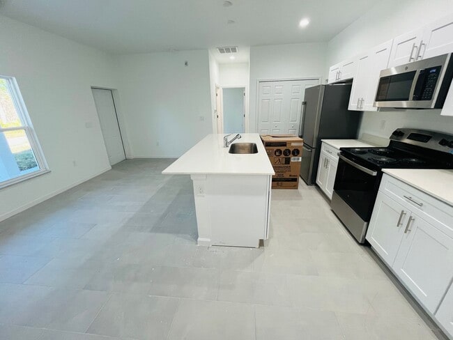 Building Photo - Brand New 1/1/-  Lehigh Acres