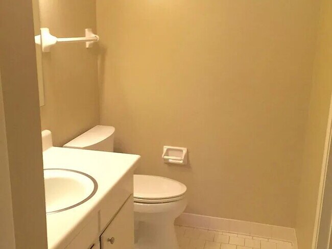 Building Photo - GREAT LOCATION 2BED 2BATH! FENCED IN YARD!