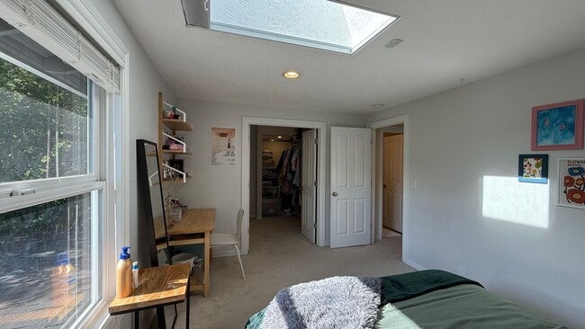 Building Photo - Pristine Single-Family Home in the Heart o...