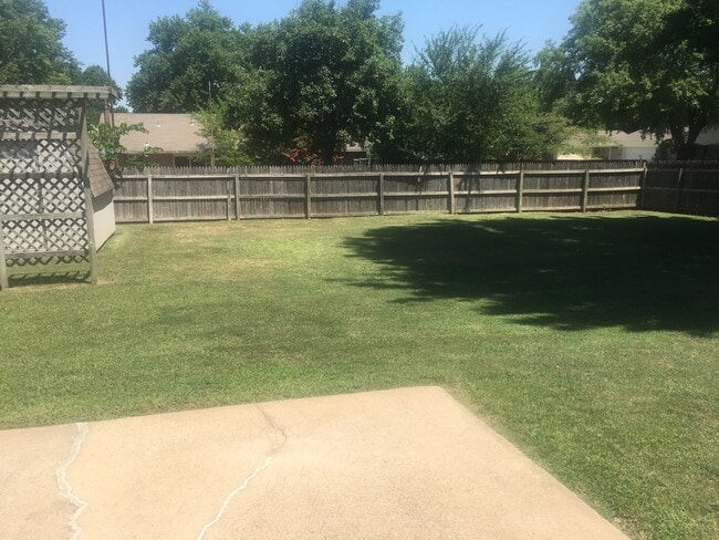 Building Photo - 3 bedroom 2 bath home in East Tulsa