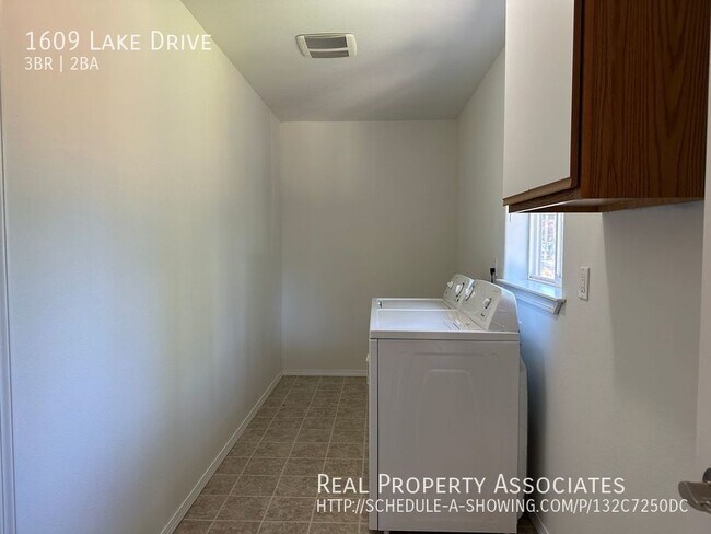 Building Photo - Island Life