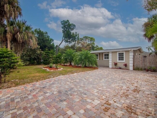 Building Photo - 703 5th Pl SW